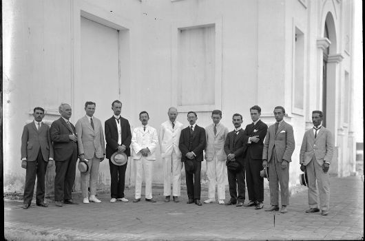 Imagem de astrônomos brasileiros, ingleses e americanos perfilados lado a lado em um local de Sobral (Foto: Observatório Nacional)