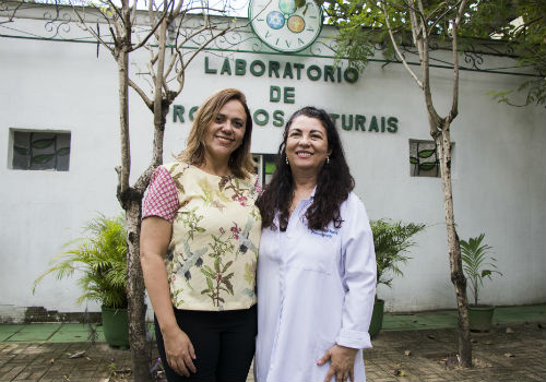 A autora da pesquisa, Karla Magalhães, e a orientadora do trabalho, Profª Mary Anne Medeiros Bandeira (Foto: Ribamar Neto/UFC)
