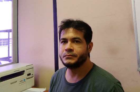 O professor Albert Einstein, do Departamento de Estatística e Matemática Aplicada da UFC, sentado em sua sala de trabalho (Foto: Arquivo Pessoal)