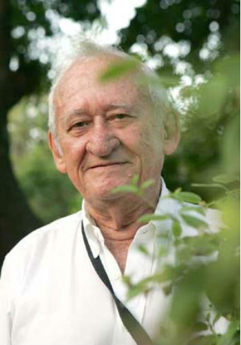 Professor Abreu Matos, em foto de busto e rosto, próximo a plantas (Foto: Divulgação)