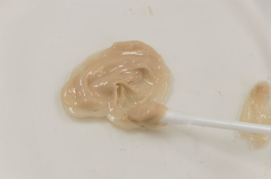Pequena porção do creme dermatológico à base de quixaba (Foto: Ribamar Neto/UFC)