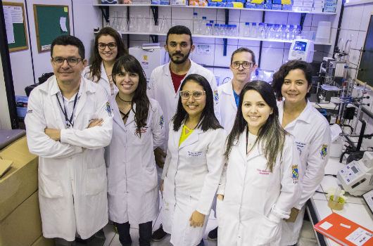 Integrantes do GBME reunidos, em pé, dentro de um laboratório (Foto: Ribamar Neto/UFC)