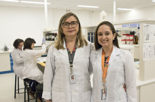 A Profª Nylane Nunes, orientadora da pesquisa, e a autora da tese, Tamiris Goebel (Foto: Ribamar Neto/UFC)