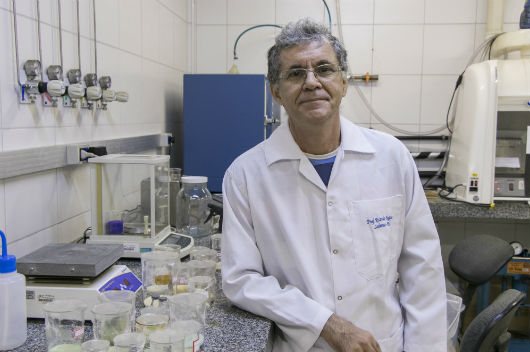 Professor Ricardo Emilio na bancada do laboratório (Foto: Viktor Braga/UFC)